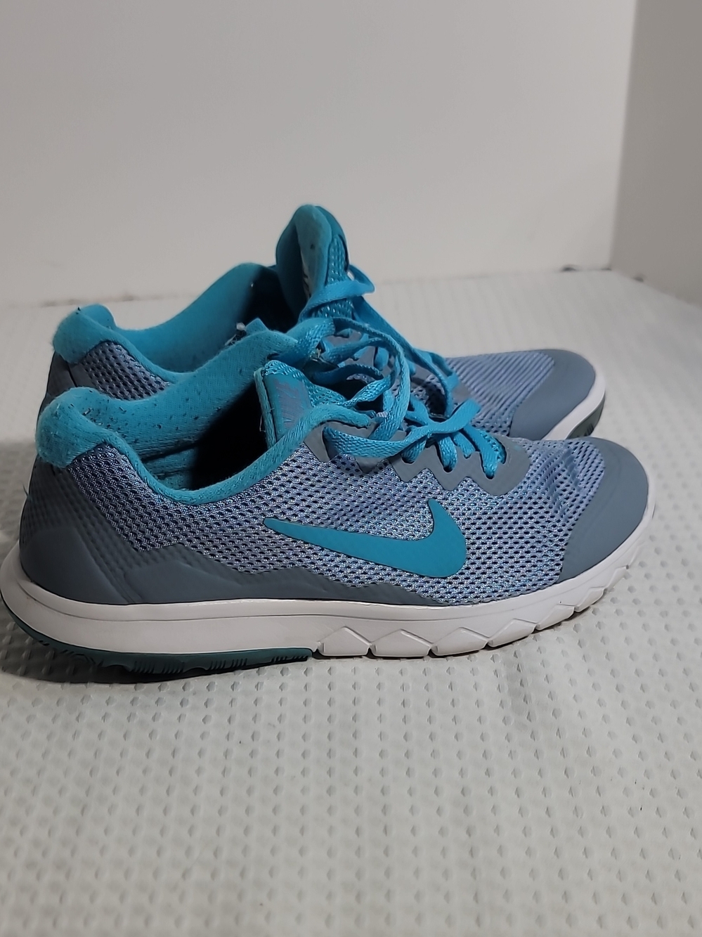 Nike WOMEN   Turquoise and Light Gray Mesh Sneakers